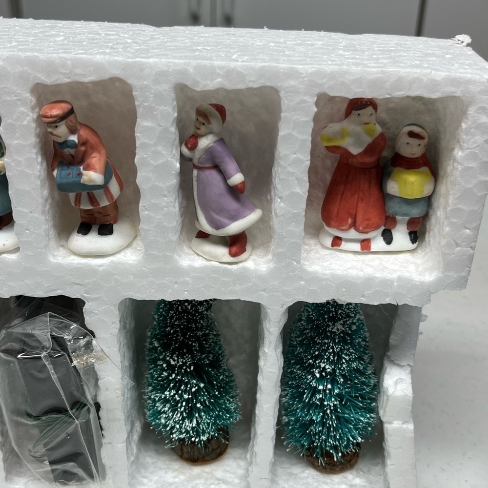 Santa’s Best Christmas Village Accessory Set 14 piece - Picture 8 of 9